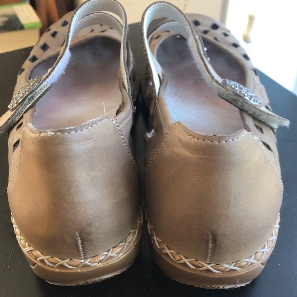 Born goldish tan Mary Jane style with cutouts size 39 - Picture 2 of 6